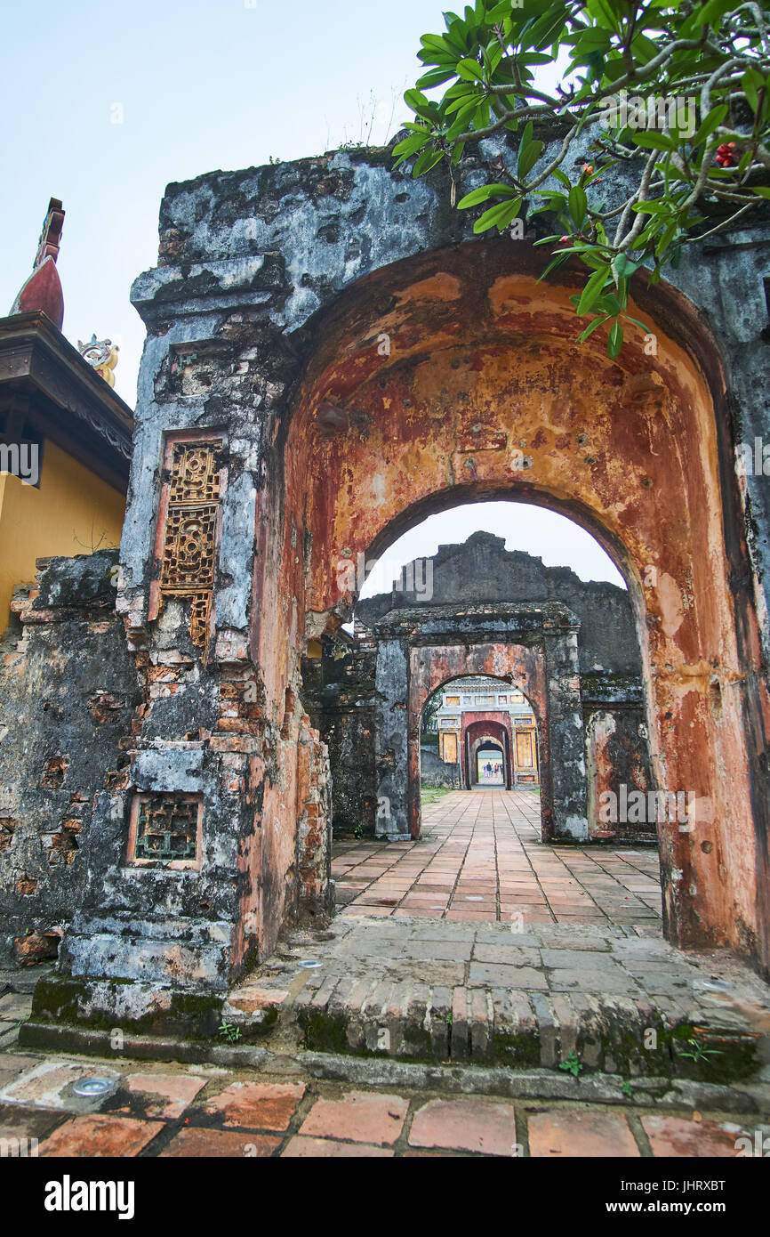 Porte d'entrée traditionnelle vietnamienne dans la ville impériale, Hue, Vietnam, en un jour brumeux. Banque D'Images