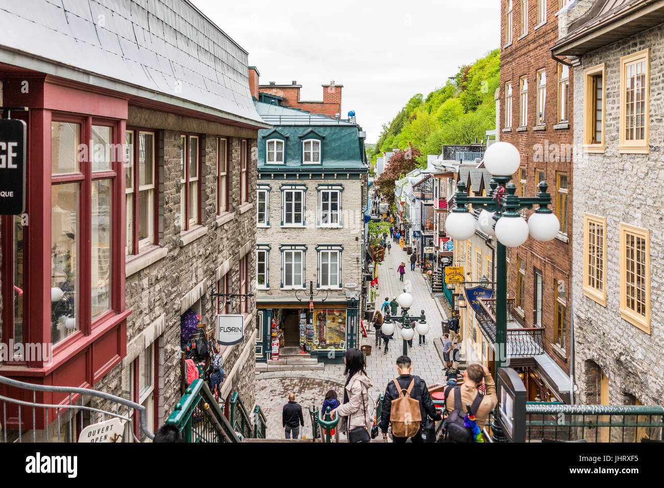 La ville de Québec, Canada - 30 mai 2017 : des rues de la vieille ville appelée rue du Petit Champlain et sous fort avec des gens touristes marcher par restaurants Banque D'Images