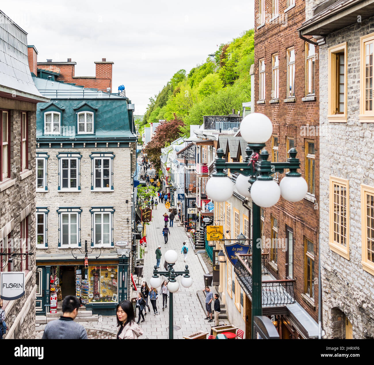 La ville de Québec, Canada - 30 mai 2017 : des rues de la vieille ville appelée rue du Petit Champlain et sous fort avec des gens touristes marcher par restaurants Banque D'Images
