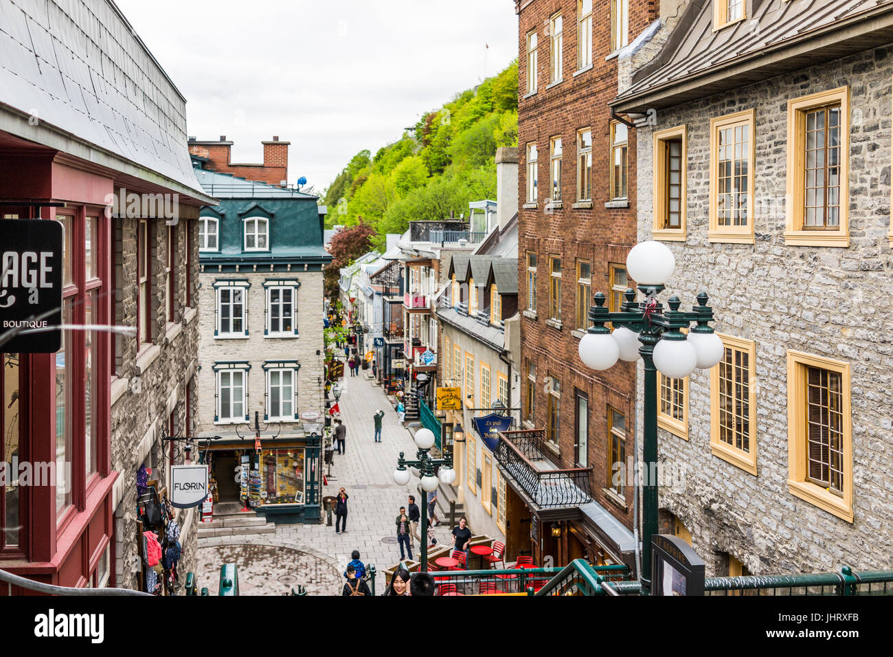 La ville de Québec, Canada - 30 mai 2017 : des rues de la vieille ville appelée rue du Petit Champlain et sous fort avec des gens touristes marcher par restaurants Banque D'Images