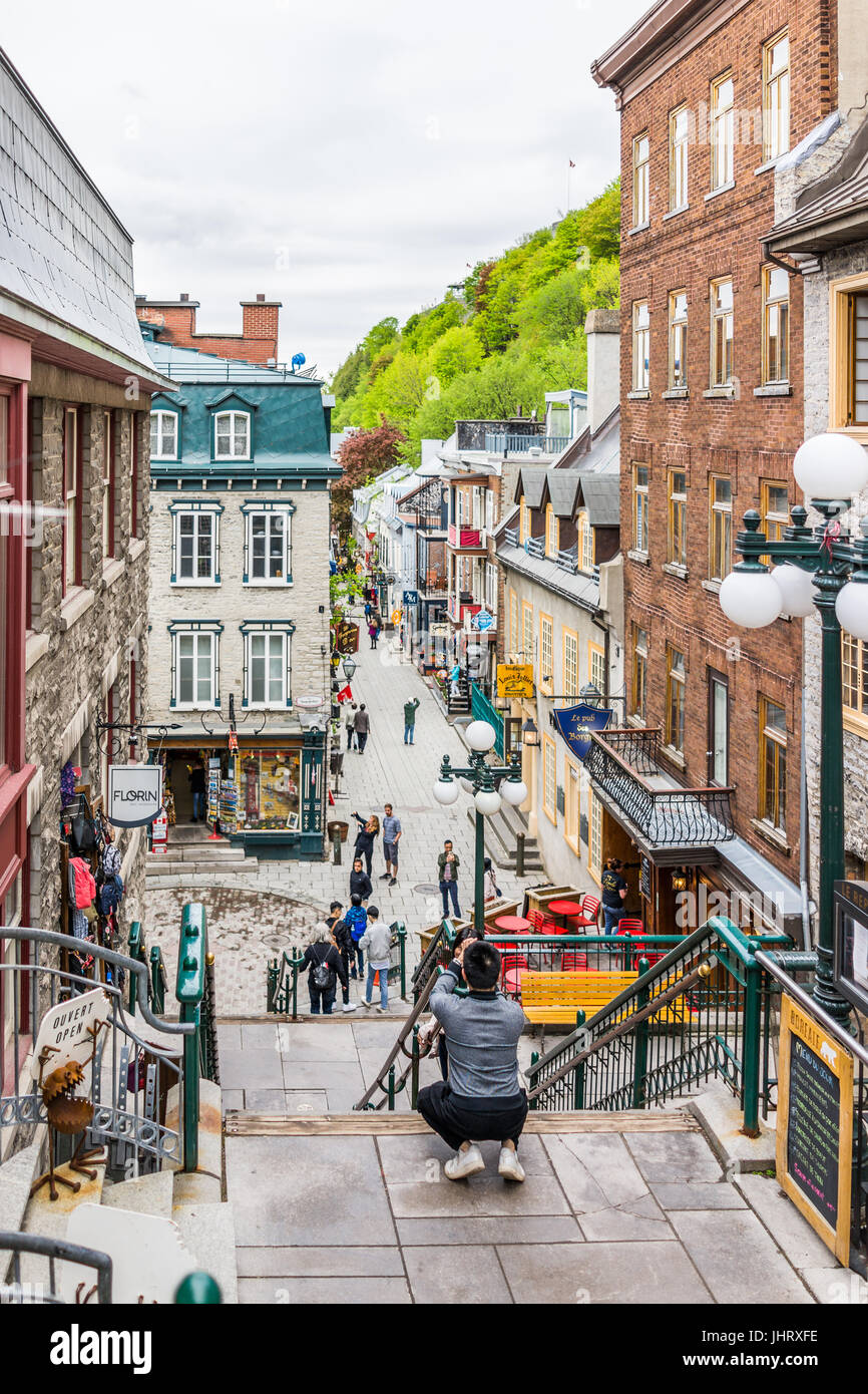La ville de Québec, Canada - 30 mai 2017 : des rues de la vieille ville appelée rue du Petit Champlain et sous fort avec des gens touristes marcher par restaurants Banque D'Images