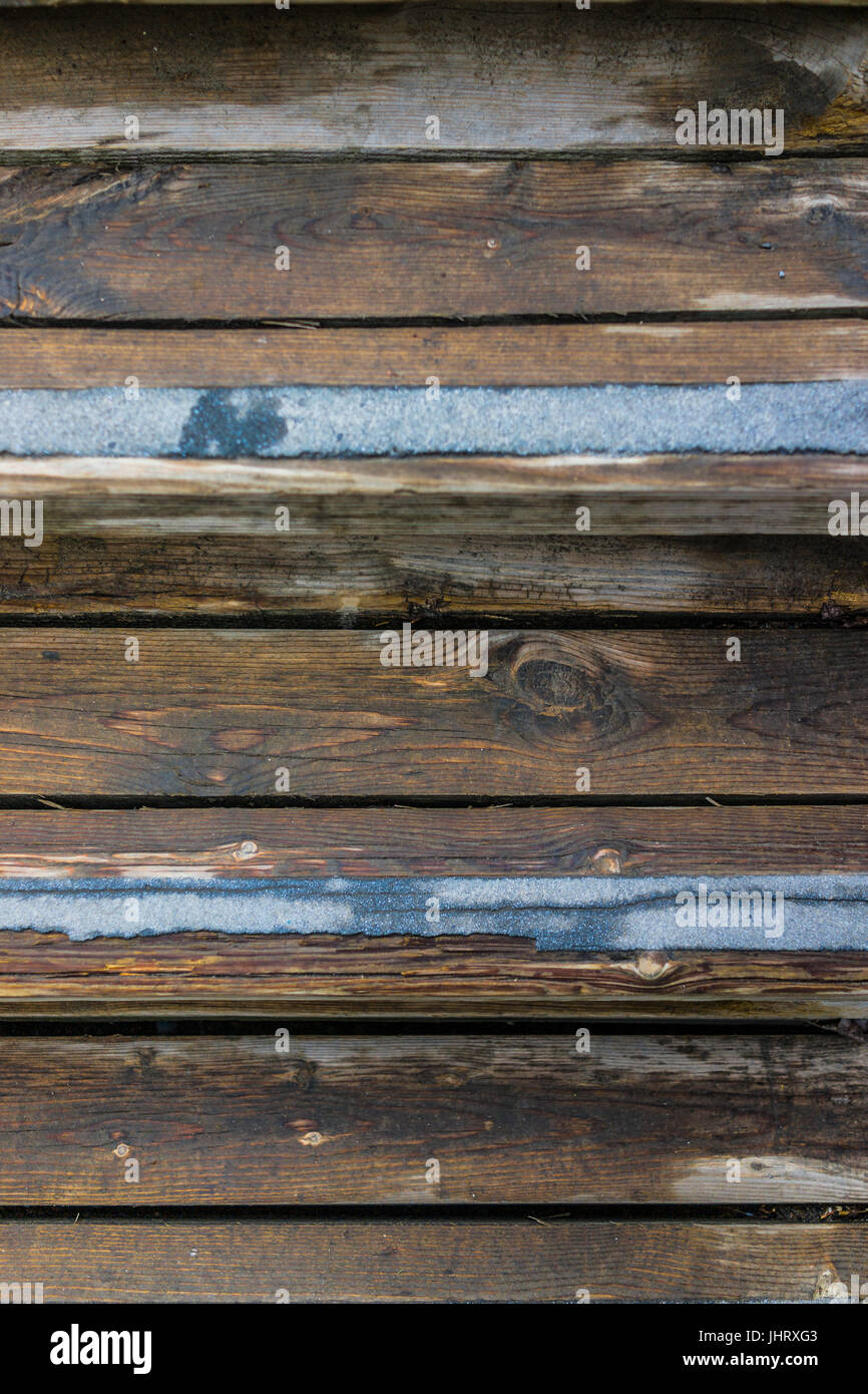 Gros plan macro de wet, des escaliers ou des marches avec bandes antidérapant bleu Banque D'Images