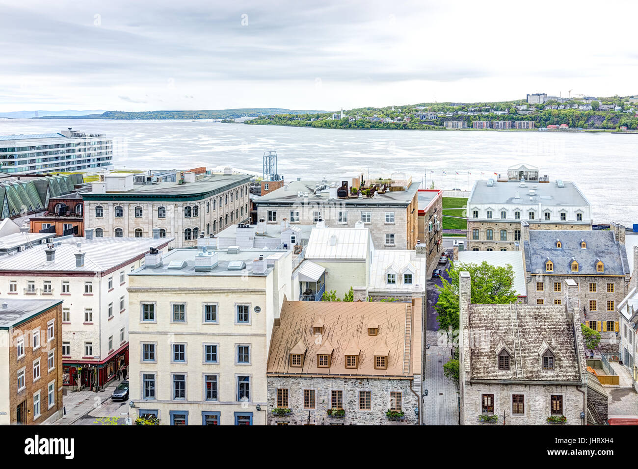 La ville de Québec, Canada - 30 mai 2017 : Paysage urbain ou des toits de bâtiments de la vieille ville basse avec vue sur le fleuve Saint-Laurent Banque D'Images