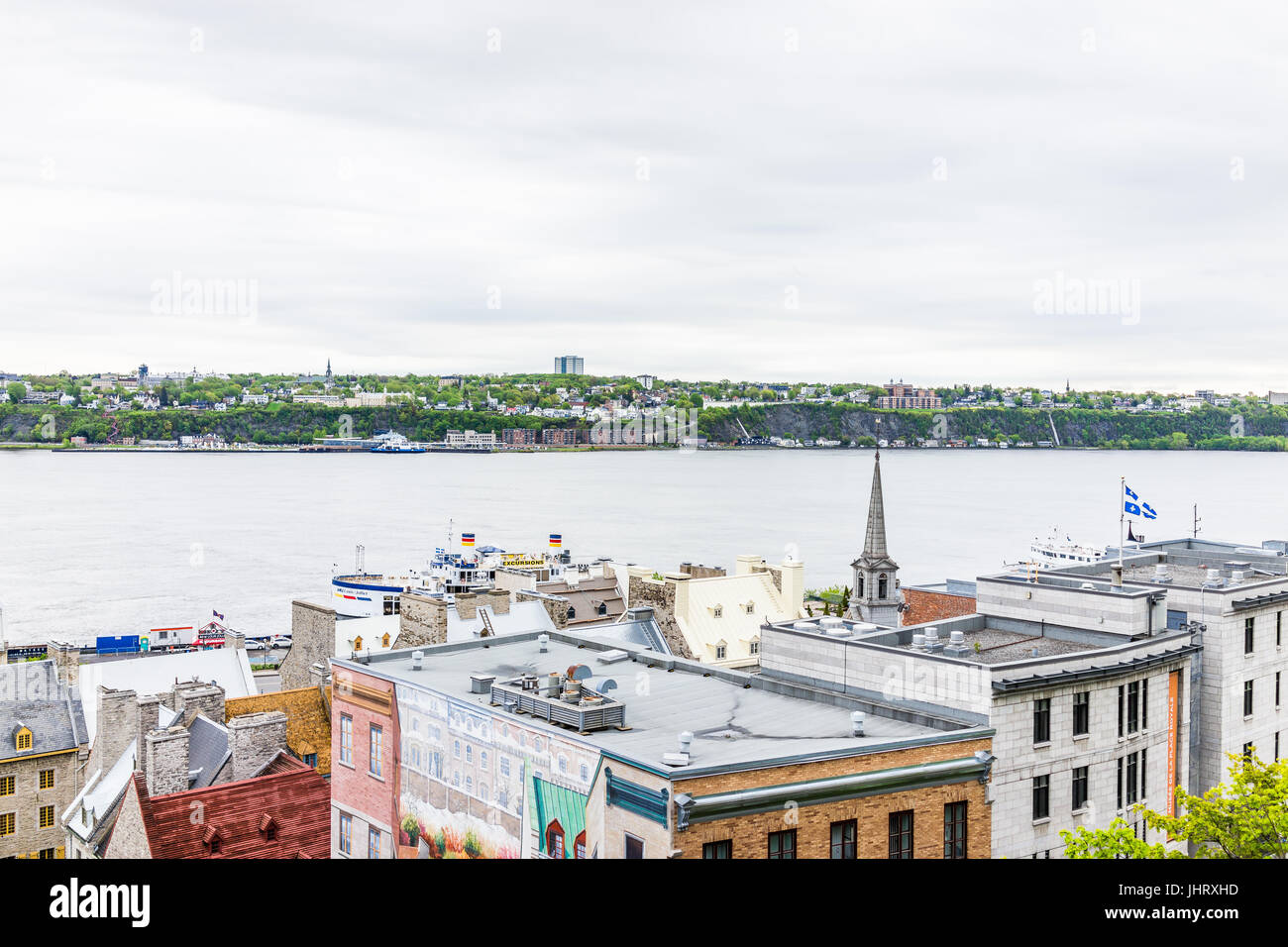 La ville de Québec, Canada - 30 mai 2017 : Paysage urbain ou des toits de bâtiments de la vieille ville basse avec vue sur le fleuve Saint-Laurent Banque D'Images