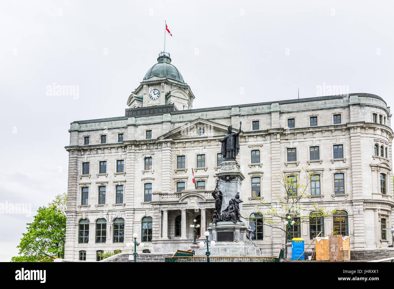 La ville de Québec, Canada - 30 mai 2017 : vue sur la vieille ville de l'Agence des parcs bâtiment avec drapeau canadien et statue du pape Banque D'Images
