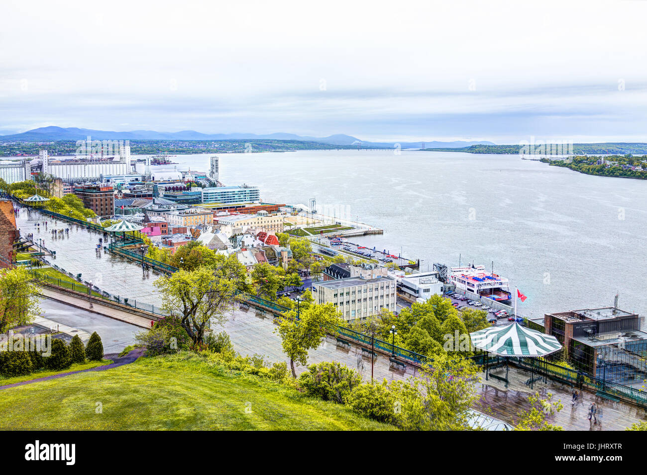 La ville de Québec, Canada - 30 mai 2017 : Paysage urbain ou d'horizon de la Terrasse Dufferin et de Saint Laurent, à négliger dans la vieille ville Banque D'Images