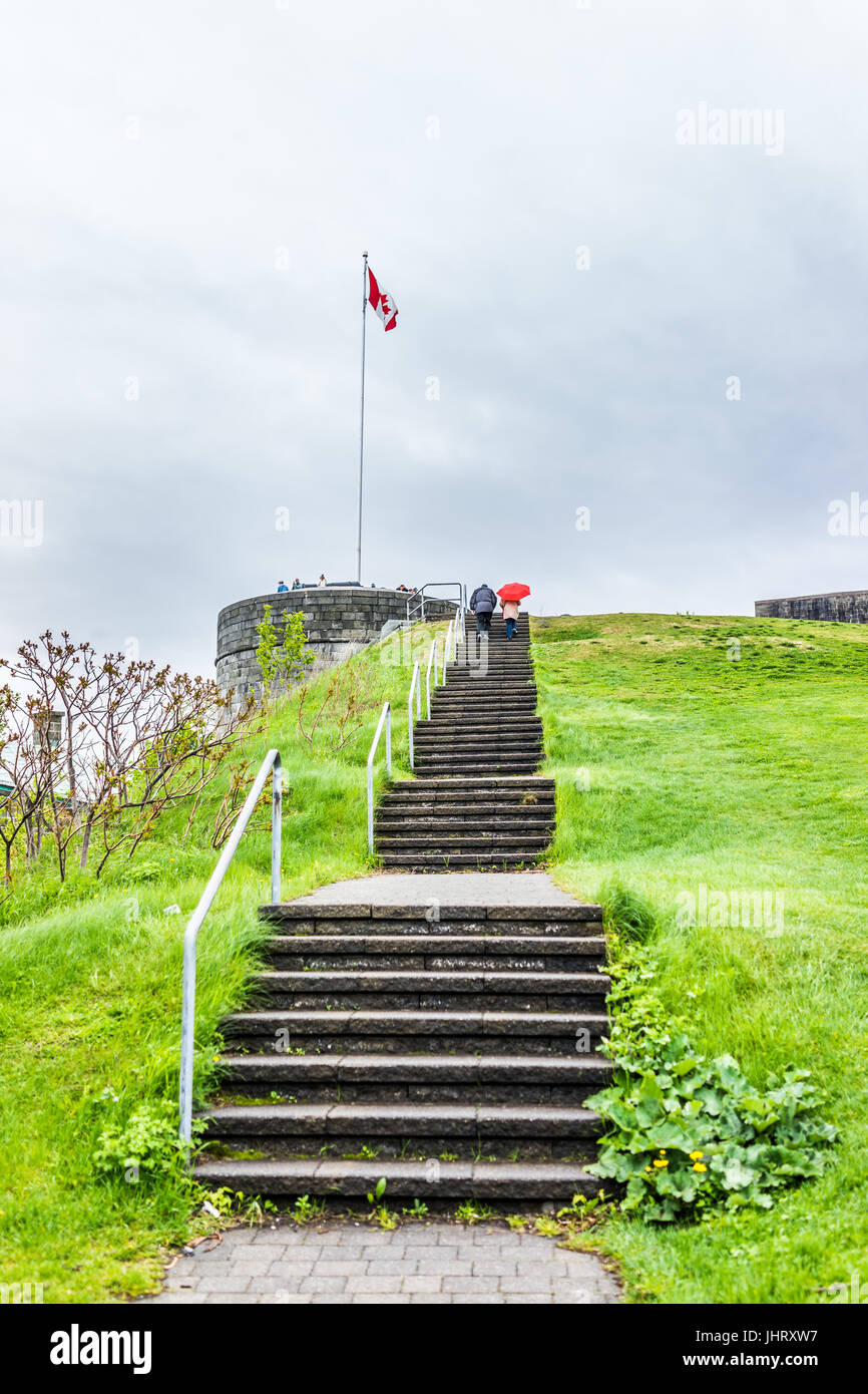 La ville de Québec, Canada - 30 mai 2017 : Les gens de monter des escaliers raides comme suit pour haut de Pierre Dugua de Mons, Parc des champs de bataille dans la vieille ville Banque D'Images