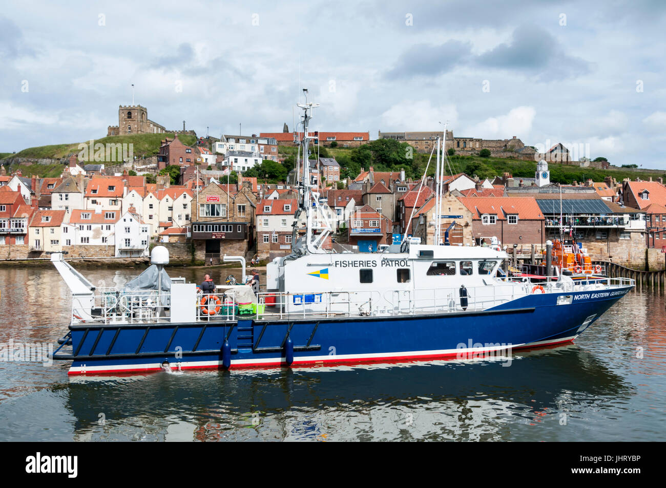 Le nord-est de Guardian III, un bateau patrouilleur des pêches de Pêches côtières du Royaume-Uni et la conservation de l'Autorité, dans son port d'attache de Whitby. Banque D'Images