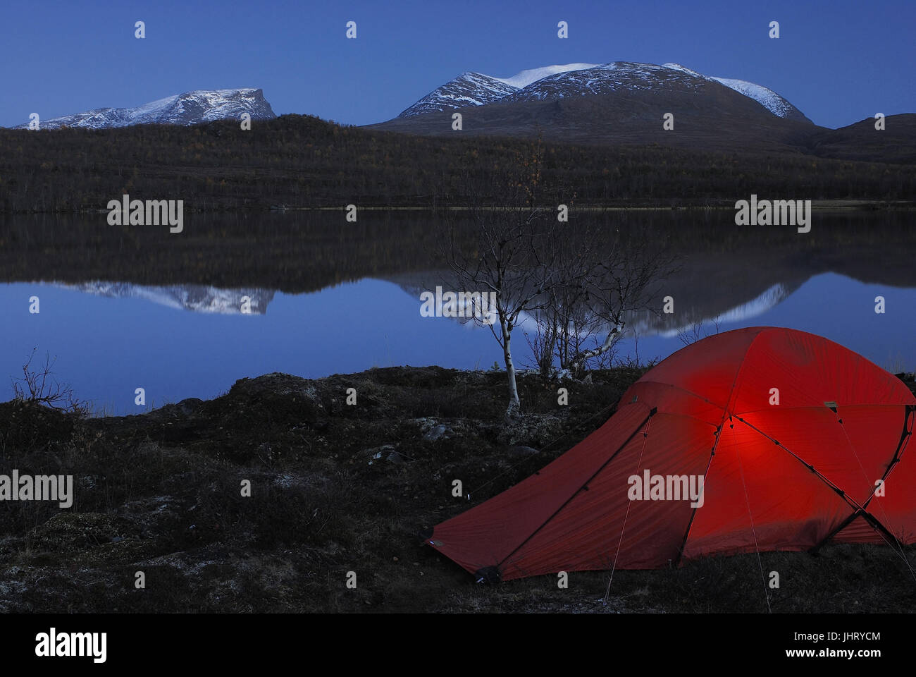 'Tente dans un lac dans l'Abisko National Park, qui se reflète avec porte en tissu (Lapporten), Norrbotten, Laponie, Finlande, Scandinavie, Europe ; Septembre ' Banque D'Images