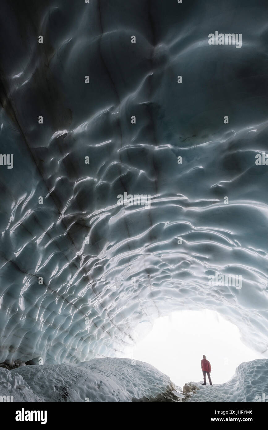 L'homme dans une grotte de glace, glacier dans la vallée (Tarfaladalen Kebnekaisefjaell Darfalavaggi), Norrbotten, Laponie, Suède, septembre , Mann Eisgr in Banque D'Images