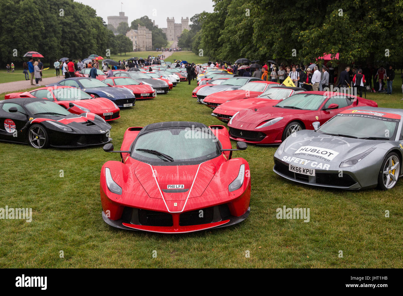 Windsor, Royaume-Uni. 15 juillet, 2017. Ferrari voitures stationnées le long de la Longue Marche dans Windsor Great Park en face du château de Windsor au cours d'une Ferrari 70e anniversaire Tour de présenter 70 ans de l'héritage, de la conception et de l'histoire du monde de course les plus reconnaissables de la marque automobile. L'événement a été mis en place par la série limitée LaFerrari Aperta, lancée pour célébrer le 70e anniversaire de la fondation de l'entreprise. Credit : Mark Kerrison/Alamy Live News Banque D'Images