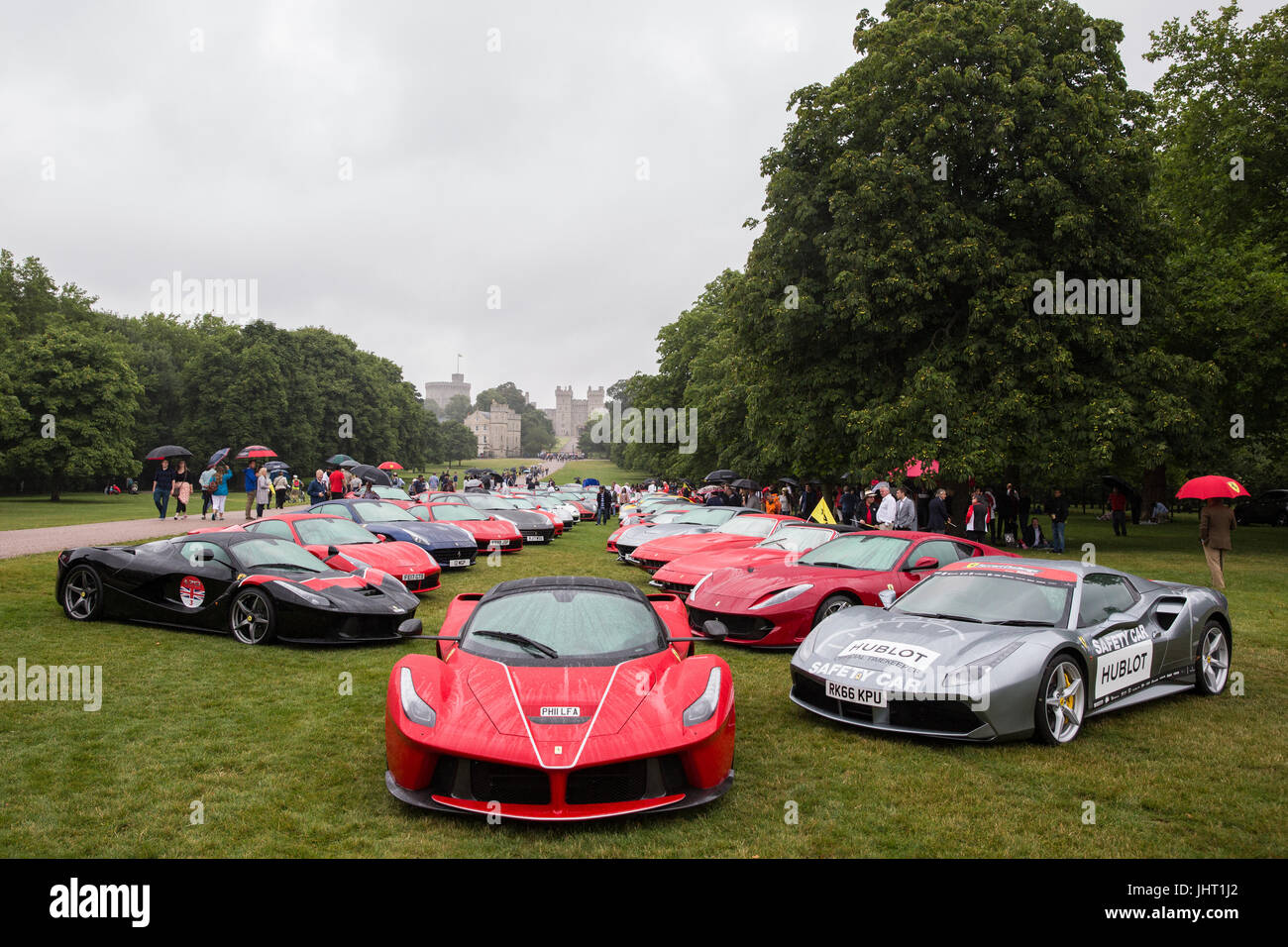 Windsor, Royaume-Uni. 15 juillet, 2017. Ferrari voitures stationnées le long de la Longue Marche dans Windsor Great Park en face du château de Windsor au cours d'une Ferrari 70e anniversaire Tour de présenter 70 ans de l'héritage, de la conception et de l'histoire du monde de course les plus reconnaissables de la marque automobile. L'événement a été mis en place par la série limitée LaFerrari Aperta, lancée pour célébrer le 70e anniversaire de la fondation de l'entreprise. Credit : Mark Kerrison/Alamy Live News Banque D'Images