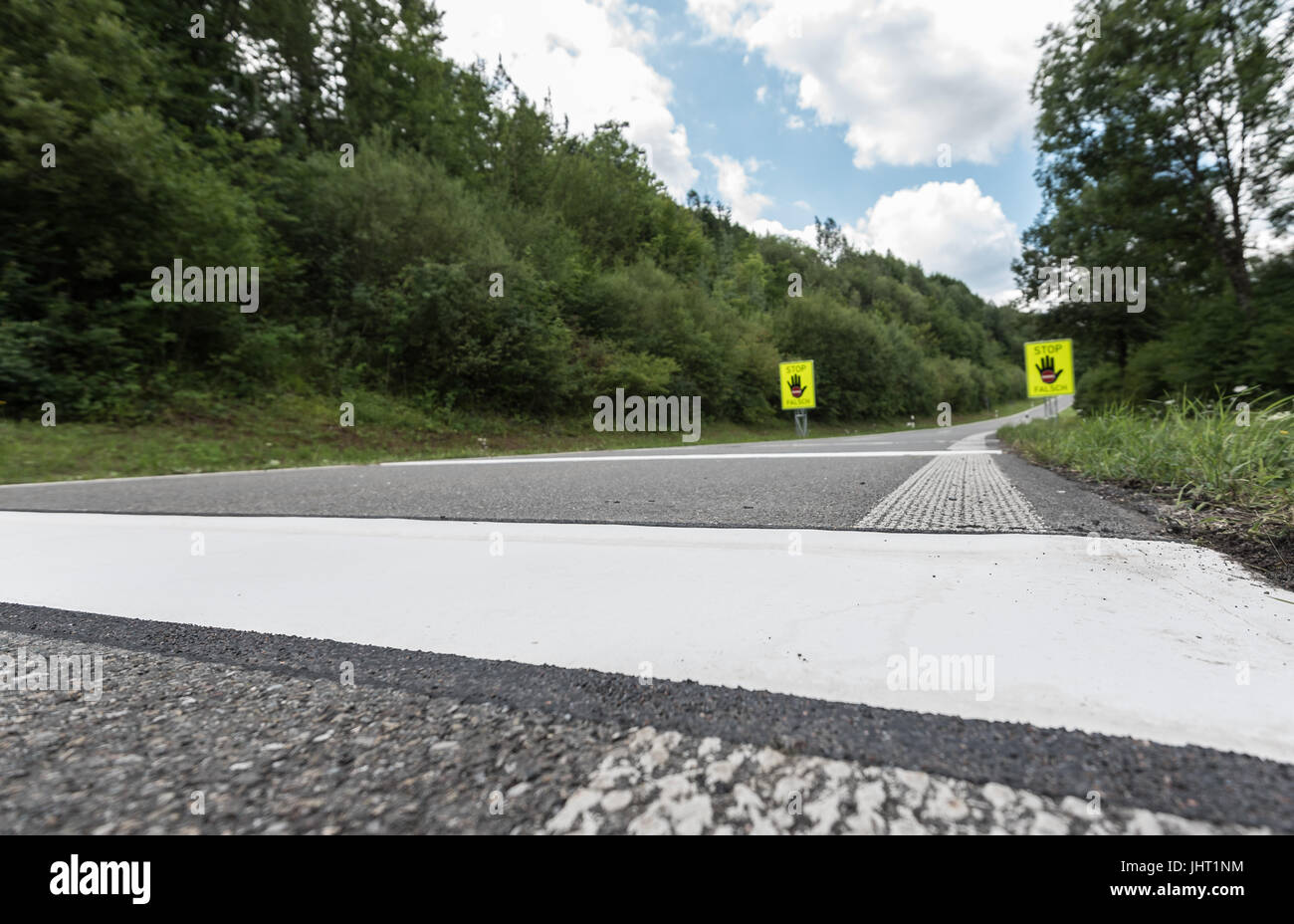 Location appartement, de l'Allemagne. 15 juillet, 2017. La bretelle Lorch/Ost de l'autoroute B29 peut être vu à Lorch, Allemagne, 15 juillet 2017. Grâce à la combinaison de bandes d'alerte et un mauvais sens conseil d'avertissement des pilotes Pilotes contraire de l'avis doivent leurs méfaits dans l'avenir. Photo : Daniel Maurer/dpa/Alamy Live News Banque D'Images