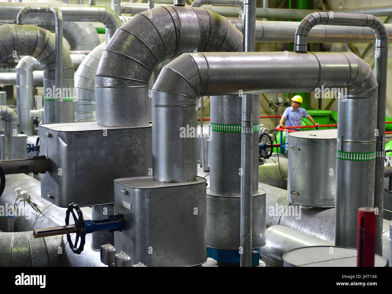 Gera, Allemagne. 29 Juin, 2017. Un employé de promenades à travers les installations de l'usine de cogénération Gera-Nord à Gera, Allemagne, 29 juin 2017. Les centrales au gaz et Gera-Nord Gera-Sued ont été connectées au réseau en 1996, visant à fournir de l'énergie et le chauffage urbain d'environ 30 ans. Mais comme les grands établissements ne sont pas suffisamment flexibles et leur exploitation économique est limitée, ils seront éteints en 2018. Photo : Martin Schutt/dpa-Zentralbild/dpa/Alamy Live News Banque D'Images