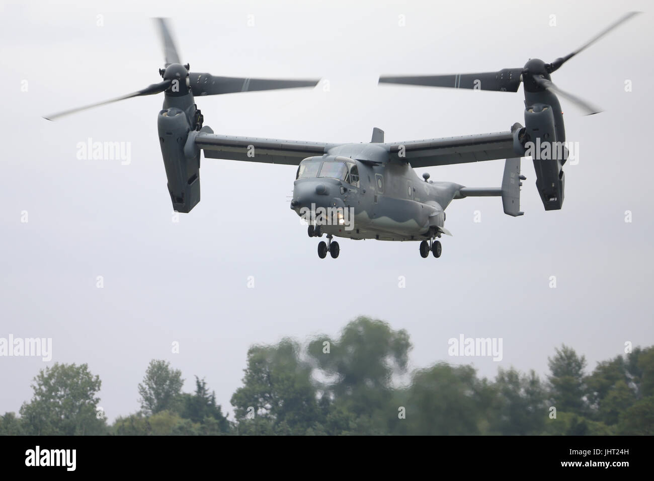 Visiteurs regardé un Bell Boeing V-22 Osprey de prendre le ciel dans l'un des plus spectaculaires affiche cette année au RIAT Air Show à RAF Fairford. Cette année, il y a un grand contingent de l'US pour marquer le 70e anniversaire de l'US Air Force. Credit : Uwe Deffner/Alamy Live News Banque D'Images