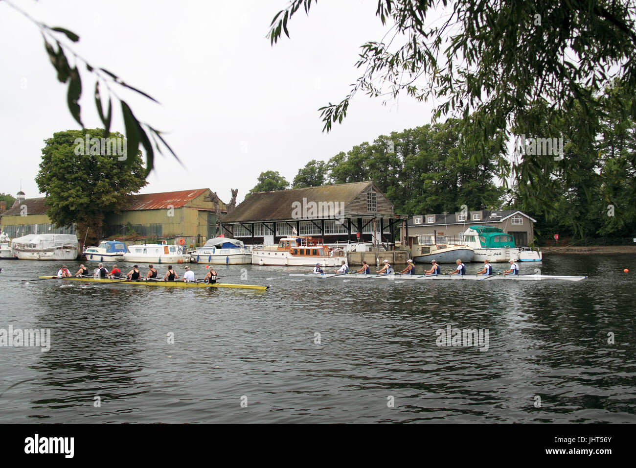 Weybridge Rowing Club (gagnants, bateau blanc) plomb Mortlake Anglian & Bewl Bridge Boat Club. Men's Masters F-G 8 FINAL. 150e Molesey, 15e Régate Amateur Juillet 2017, Tamise, Hurst Park Riverside, East Molesey, près de Hampton Court, Surrey, Angleterre, Grande-Bretagne, Royaume-Uni, UK, Europe. La compétition annuelle d'aviron amateur et événement social établi en 1867. Crédit : Ian bouteille/Alamy Live News Banque D'Images