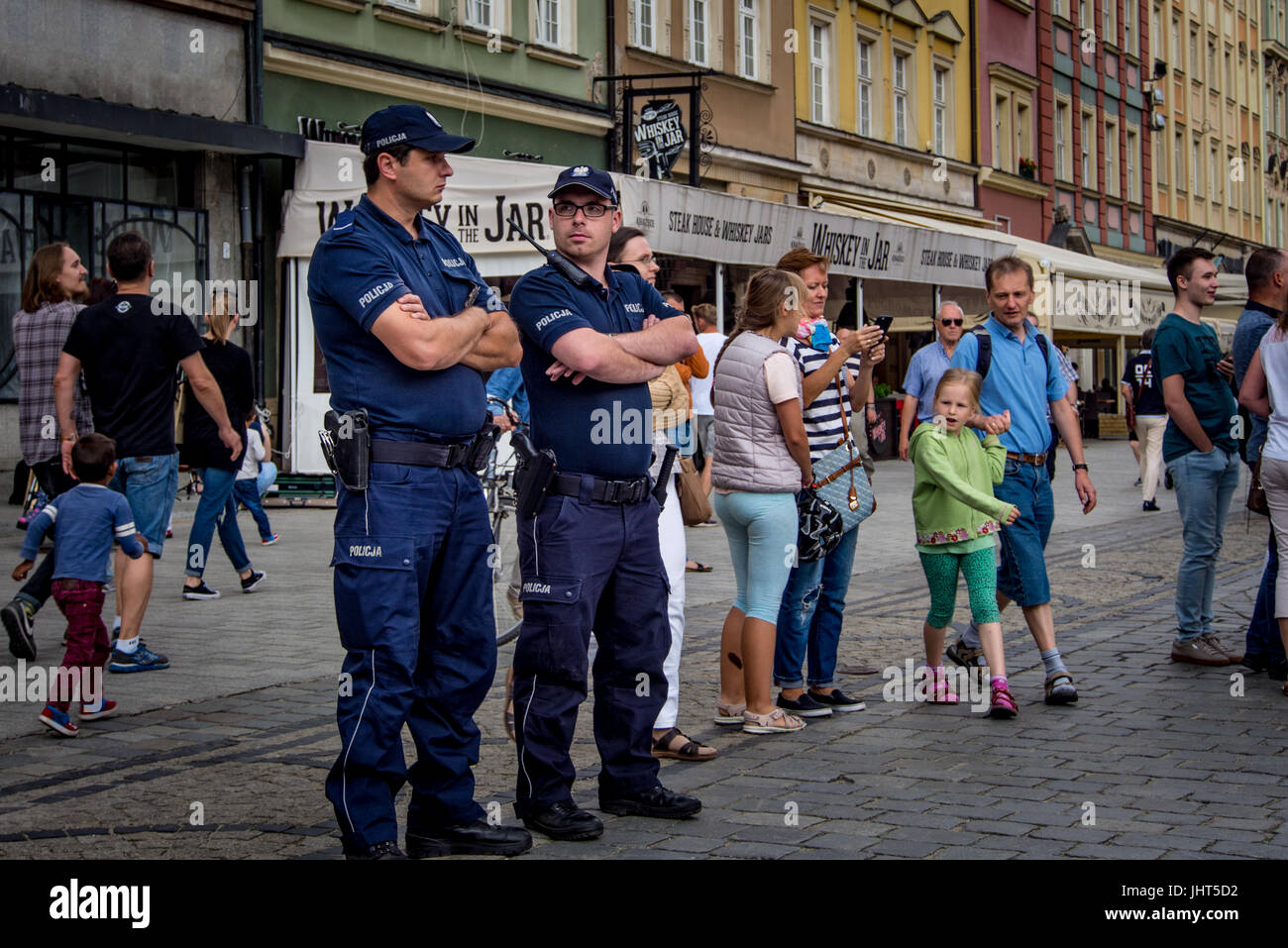 Wroclaw, Pologne. 15 juillet, 2017. Les membres du KOD (le comité pour la défense de la démocratie) à Wroclaw une ONG qui promeut les valeurs européennes telles que la démocratie, État de droit et les droits de l'homme a organisé un rassemblement massif et protester contre le gouvernement dirigé par le parti Droit et Justice. Il y avait des policiers présents mais la manifestation s'est déroulé pacifiquement. La foule ont été abordées par plusieurs intervenants de la KOD. Credit : Photographie vétéran/Alamy Live News Banque D'Images