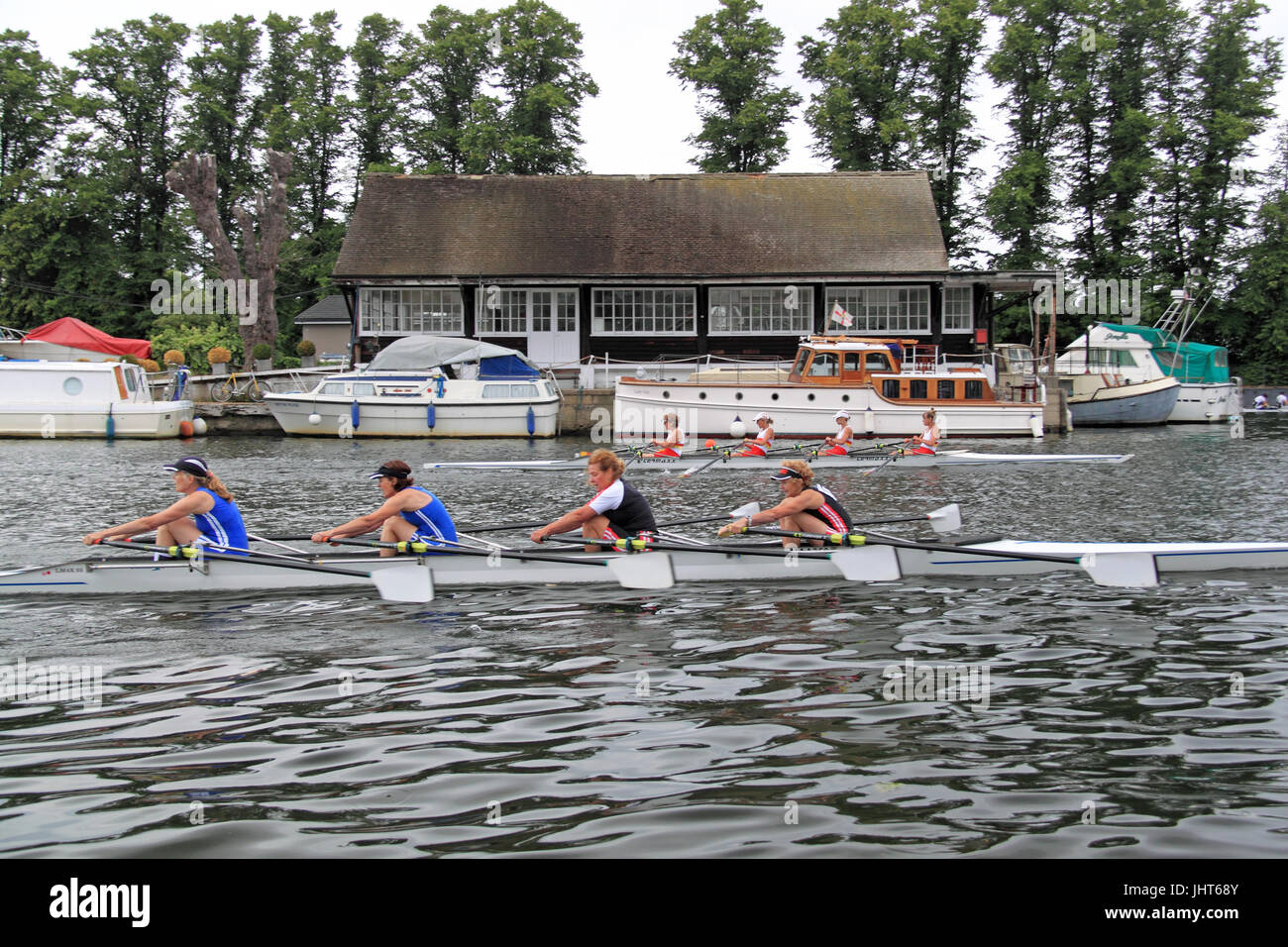Tideway rameurs (gagnants) plomb étroite Mortlake Anglian & Bewl Bridge Boat Club (le plus proche). Women's Masters E Quad finale. 150e Molesey, 15e Régate Amateur Juillet 2017, Tamise, Hurst Park Riverside, East Molesey, près de Hampton Court, Surrey, Angleterre, Grande-Bretagne, Royaume-Uni, UK, Europe. La compétition annuelle d'aviron amateur et événement social établi en 1867. Crédit : Ian bouteille/Alamy Live News Banque D'Images Tideway rameurs (gagnants) plomb étroite Mortlake Anglian & Bewl Bridge Boat Club (le plus proche). Women's Masters E Quad finale. 150e Molesey, 15e Régate Amateur Juillet 2017, Tamise, Hurst Park Riverside, East Molesey, près de Hampton Court, Surrey, Angleterre, Grande-Bretagne, Royaume-Uni, UK, Europe. La compétition annuelle d'aviron amateur et événement social établi en 1867. Crédit : Ian bouteille/Alamy Live News Banque D'Images