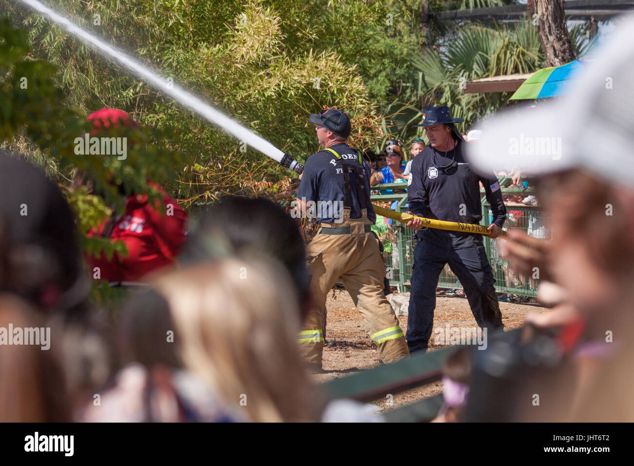 Phoenix, USA, 15 juillet 2017, les pompiers pulvériser de l'eau à la douche de l'éléphant l'éléphant au cours de l'hiver en juillet au Zoo de Phoenix. Credit : Michelle Jones - Arizona/Alamy Live News. Banque D'Images