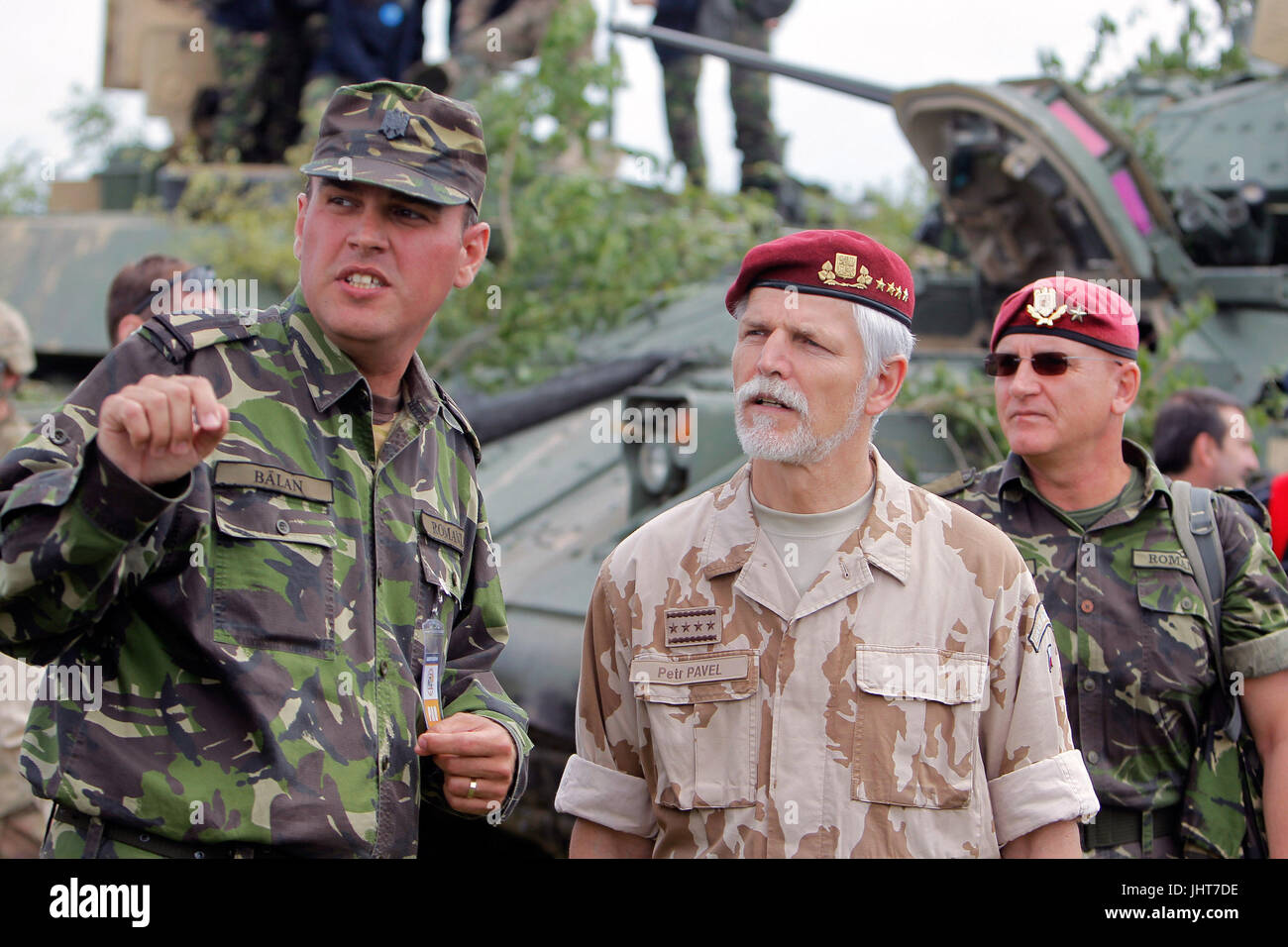 Bucarest. 15 juillet, 2017. Président du Comité militaire de l'OTAN Petr Pavel (C) 2017 visites le sabre d'un tuteur à l'exercice multinational de formation Cincu, dans le centre de la Roumanie, le 15 juillet 2017. Saber Guardian 2017 est une commande de l'armée américaine, dirigée par l'Europe de l'exercice annuel qui aura lieu en Roumanie, Hongrie et Bulgarie. Credit : Cristian Cristel/Xinhua/Alamy Live News Banque D'Images