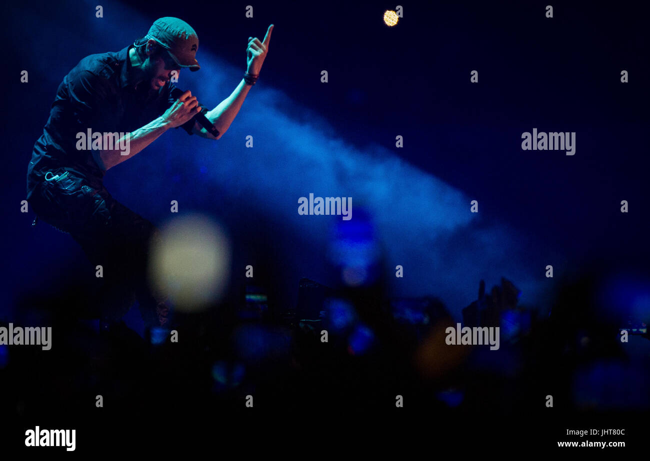 Santander, Espagne. 15 juillet, 2017. Singer Enrique Iglesias se produit en concert sur Santander, Espagne samedi, 15 juillet 2017 : Crédit Gtres más información en ligne Comuniación,S.L./Alamy Live News Banque D'Images