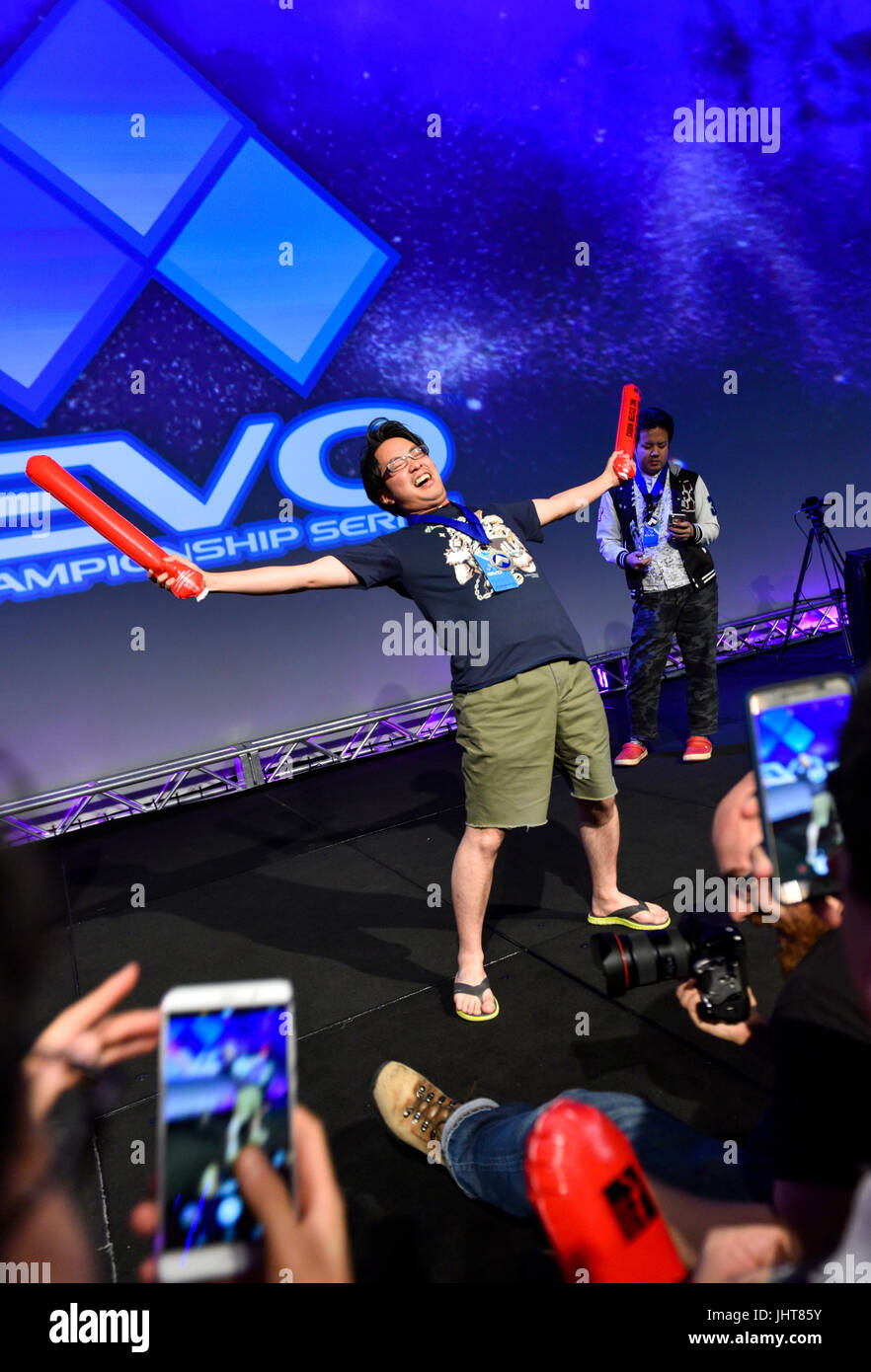 Las Vegas, Nevada, USA. 15 juillet, 2017. - T5M7 prend la deuxième place dans la grande finale de Guilty Gear Xrd Rev 2 au jour 2 à l'EVO 2017 - Crédit : Ken Howard/Alamy Banque D'Images