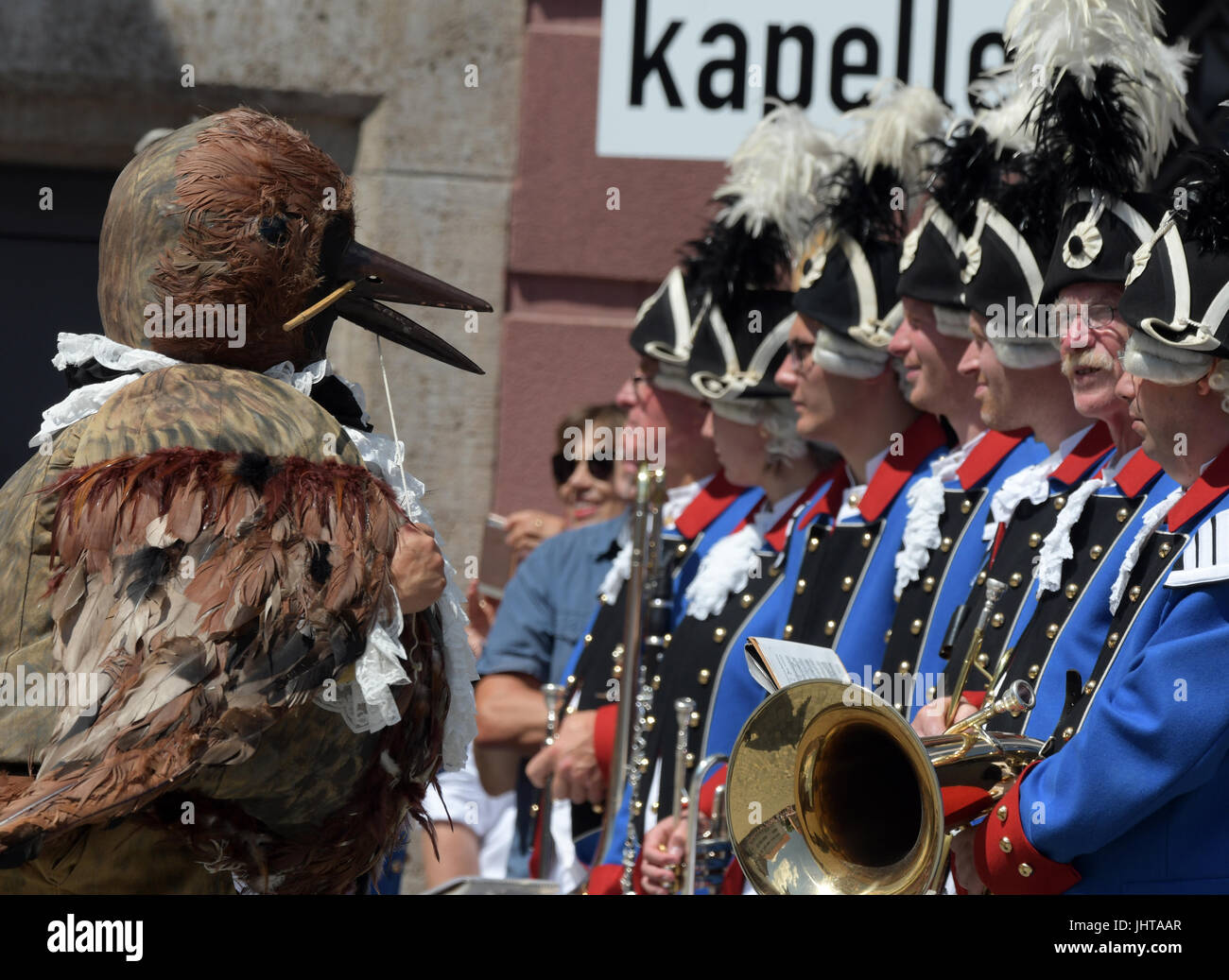 Ulm, Allemagne. 16 juillet, 2017. Le moineau d'Ulm peuvent être vus au cours de la danse de Fisher à Ulm, Allemagne, le 16 juillet 2017. Tous les quatre ans les joutes nautiques festival a lieu à Ulm - participants costumés font de leur mieux pour faire basculer l'un l'autre dans le Danube avec des lances. Photo : Stefan Udry/dpa/Alamy Live News Banque D'Images
