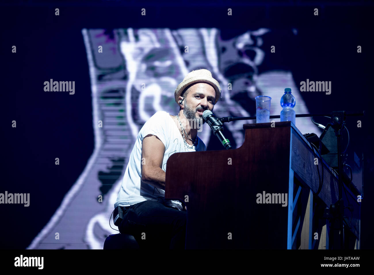 Fabriano, Italie 15 Juillet 2017 Le chanteur italien Samuel Romano (de Subsonica) effectue au Festival des fleurs Crédit : Alberto Gandolfo/Alamy Live News Banque D'Images