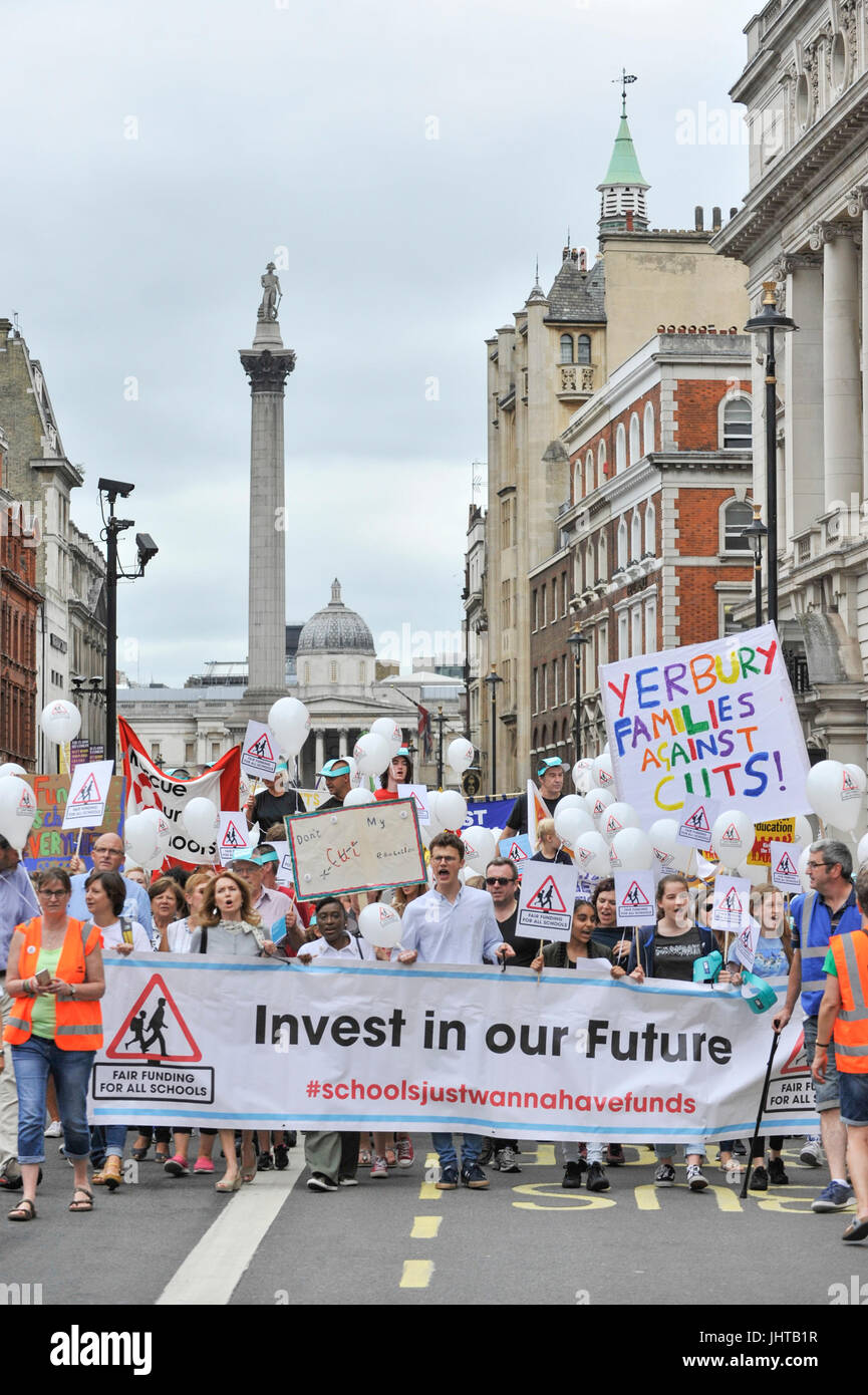 Londres, Royaume-Uni. 16 juillet 2017. Les parents, les élèves et les enseignants se rassemblent pour un événement appelé 'Carnival contre les coupures' marcher à la place du Parlement. La manifestation, organisée par le financement équitable pour les écoles, une campagne menée par les parents, demande au gouvernement d'accroître le financement pour les écoles. Crédit : Stephen Chung / Alamy Live News Banque D'Images