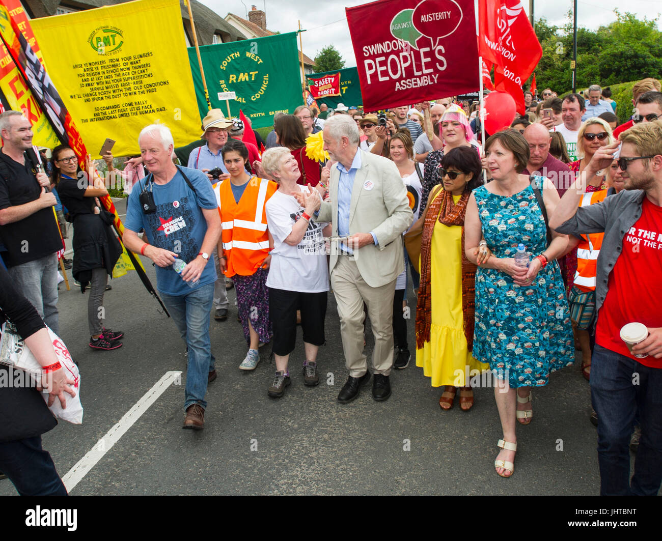 Tolpuddle, Dorset, UK. 16 juillet 2017. Jeremy Corbyn le chef du Parti du Travail avec des partisans à l'assemblée annuelle de Tolpuddle Martyrs de mars qui commémore un groupe de Dorset farm laborors qui ont mis en place une union européenne en 1834 pour protester contre les bas salaires. John Beasley Crédit/Alamy Live News Banque D'Images