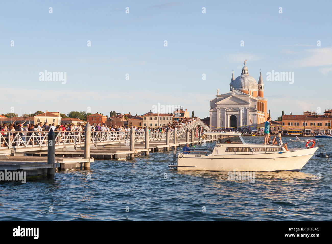 Venise, Italie. 15 juillet, 2017. 15 vue du coucher de prople traversant le pont votif au cours de Festa de Redentore. L'église de Redentore a été construit en l'honneur du Christ Rédempteur en retour pour aider à mettre fin à la peste de 17575 à1577 dans laquelle plus de 50000 personnes, soit presque un tiers de la population, est mort. La peste a été déclaré clos le 13 juillet 1577 et à ce jour Venise célèbre cet événement chaque troisième dimanche de juillet avec la festa de Redentore. Credit : Mary Clarke/Alamy Live News Banque D'Images