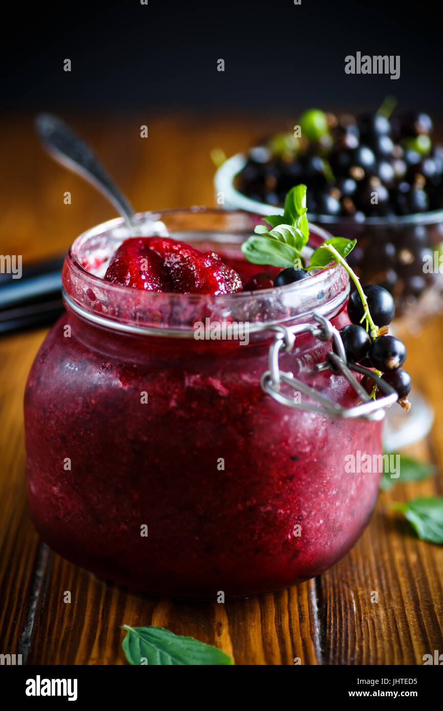 Berry venu avec de la confiture de cassis dans un bocal en verre Banque D'Images