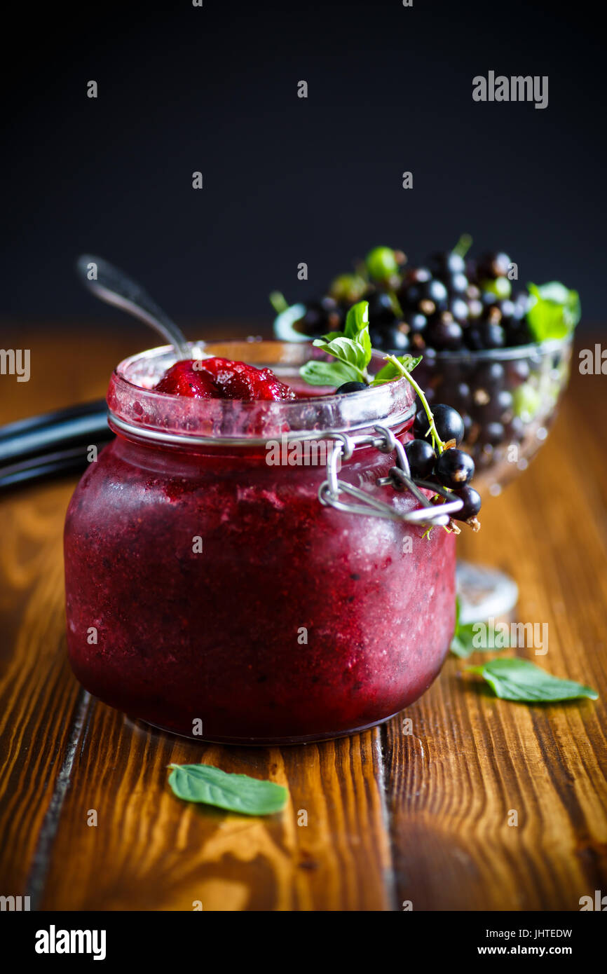 Berry venu avec de la confiture de cassis dans un bocal en verre Banque D'Images