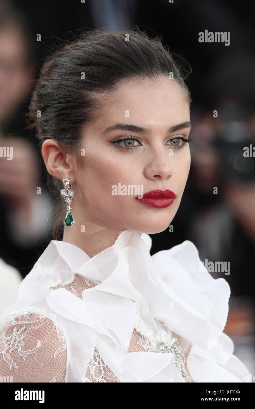Sara Sampaio assiste à l'assassinat d'un Cerf sacré le dépistage au cours de la 70e assemblée annuelle du Festival du Film de Cannes au Palais des Festivals le 22 mai 2017 à Cannes, France. Banque D'Images