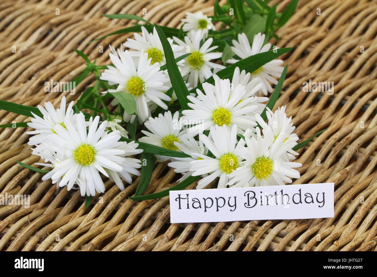 Joyeux Anniversaire Carte Avec Fleurs Daisy Sur Surface En Osier Photo Stock Alamy Joyeux Anniversaire Carte Avec Fleurs Daisy Sur Surface En Osier Photo Stock Alamy