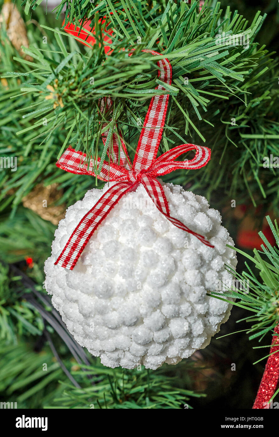 Détail de Noël vert (Chrismas) arbre avec des ornements colorés, de globes, d'étoiles. Banque D'Images