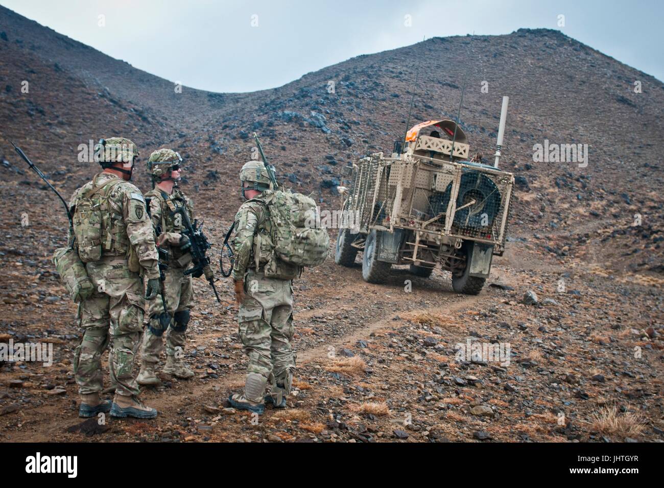 Des soldats américains se préparent à monter une colline jusqu'à 11 postes d'observation à l'extérieur de la base d'opérations avancée Salerno pour exécuter un appel à l'exercice d'incendie le 3 février 2012 dans la province de Khowst, Afghanistan. (Photo de Ken cicatrice via Planetpix) Banque D'Images