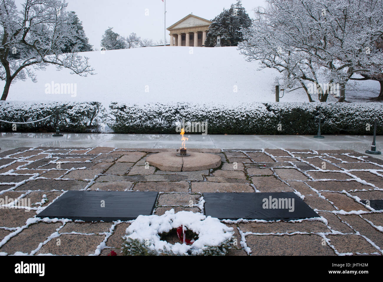 Des couvertures de neige la zone entourant la flamme éternelle à l'ancien président américain John F. Kennedy tombe dans le Cimetière National d'Arlington le 30 janvier 2017 à Arlington, en Virginie. (Photo par Rachel Larue par Planetpix) Banque D'Images