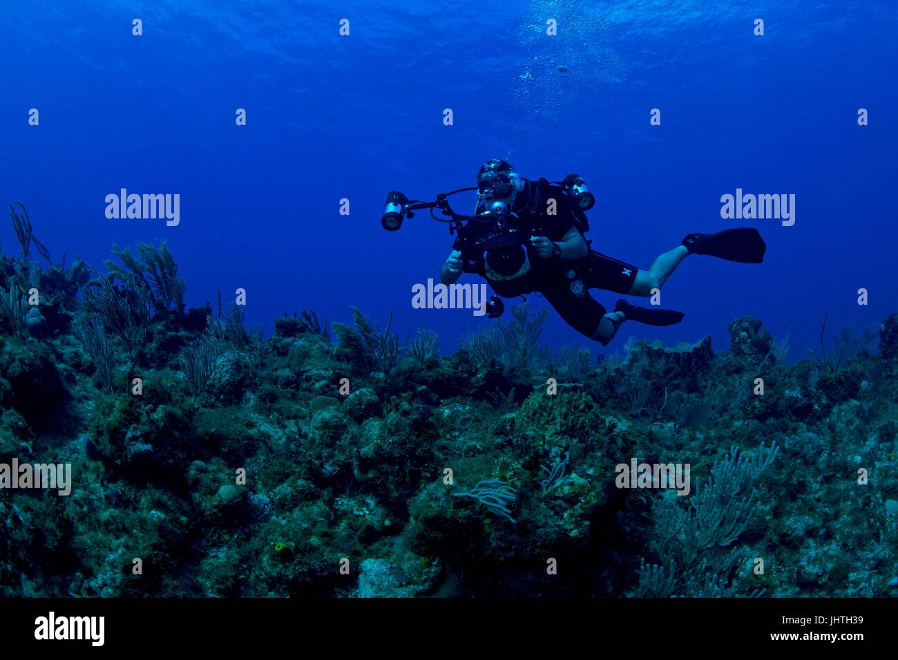 Un marin américain procède à la photo sous-marine formation alors que la plongée le 7 février 2017 au large de la côte de la Baie de Guantanamo, Cuba. (Photo de la psc1 Blake minuit via Planetpix) Banque D'Images