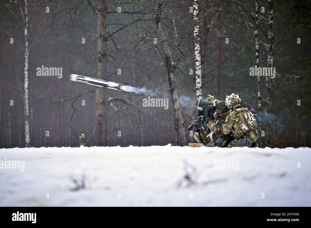 Des soldats américains tirer un missile Javelin dans la neige au cours d'un exercice de validation à la zone d'entraînement Grafenwoehr, 31 janvier 2017 à Grafenwoehr, Allemagne. (Photo de Javon Spence par Planetpix) Banque D'Images