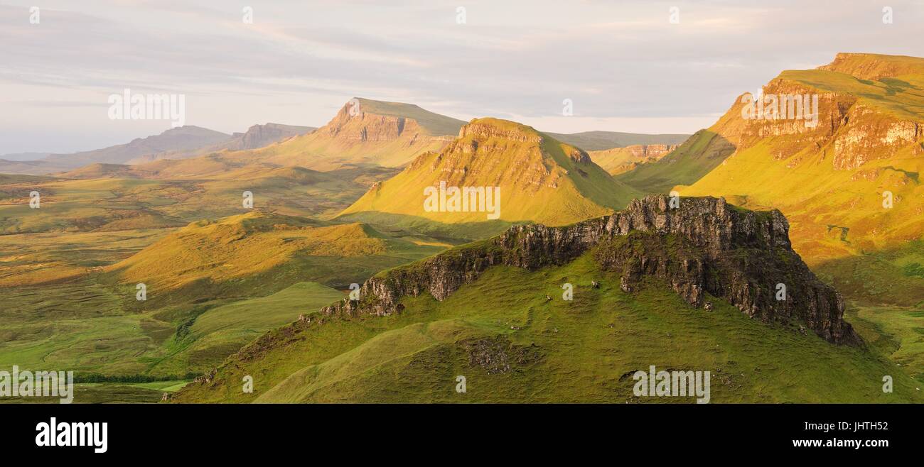 Vue panoramique de la Trotternish Ridge du Quiraing sur l'île de Skye Banque D'Images