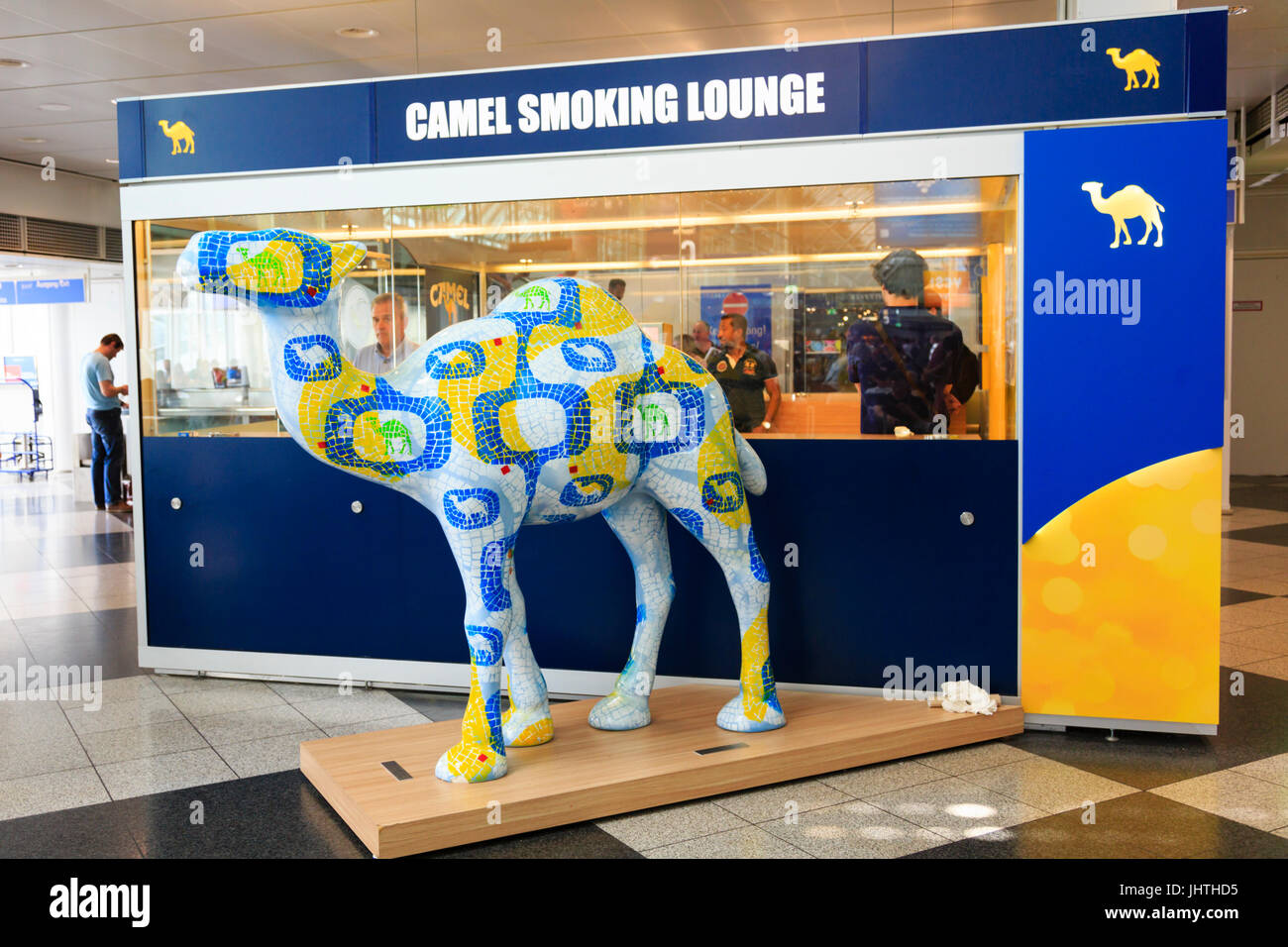 Camel salon fumeurs salle de départ, l'aéroport de Munich, Bavière, Allemagne Banque D'Images