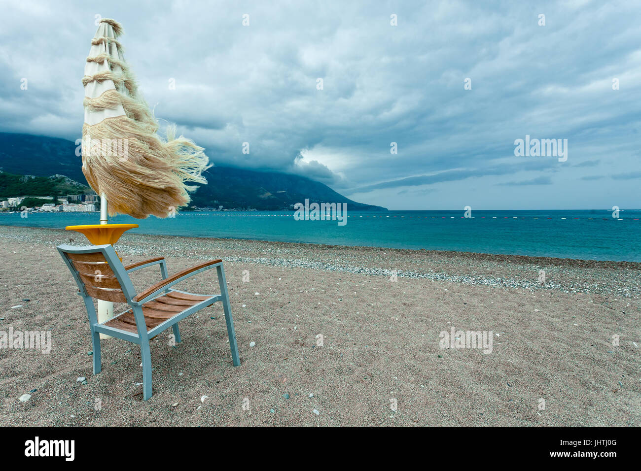 Chaise Et Parasol Sur La Plage Avec Ciel Dramatique Dans