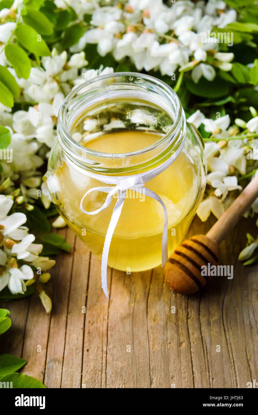 Fleurs d'Acacia et de miel naturel dans le jar Banque D'Images