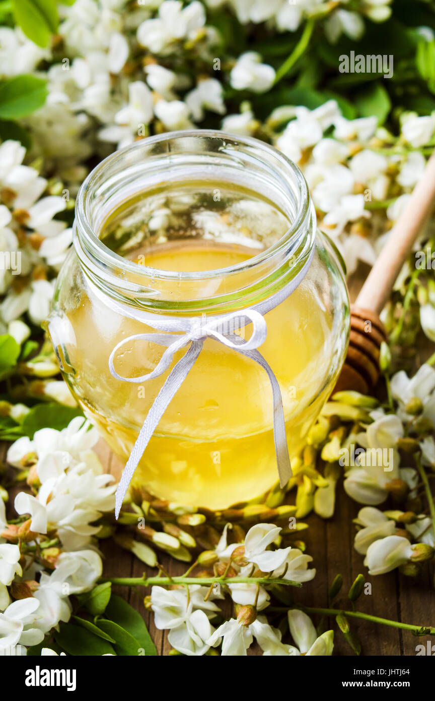 Fleurs d'Acacia et de miel naturel dans le jar Banque D'Images