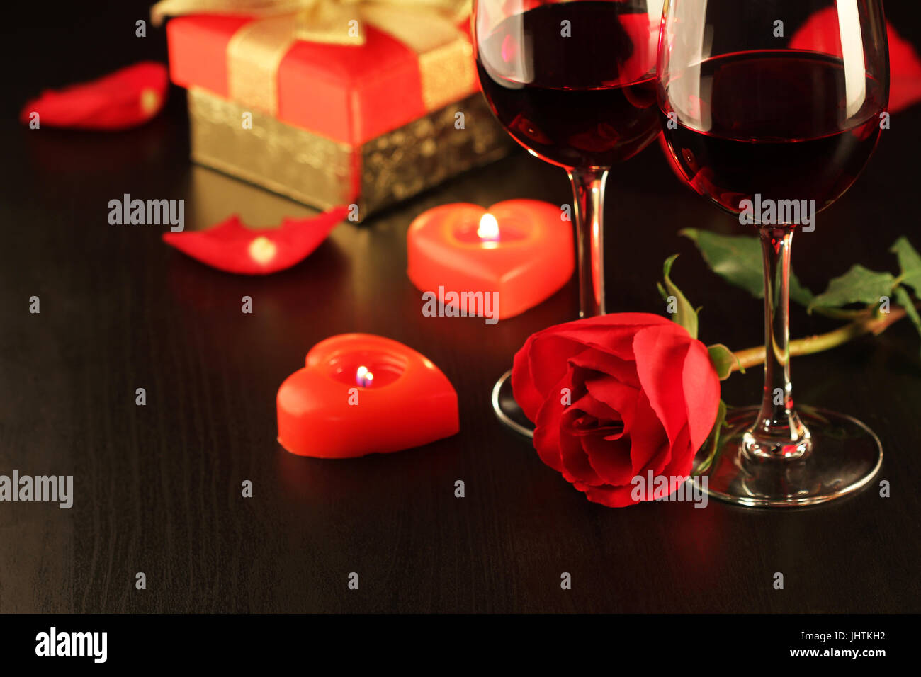 Deux verres de vin rouge pour la Saint-Valentin Banque D'Images