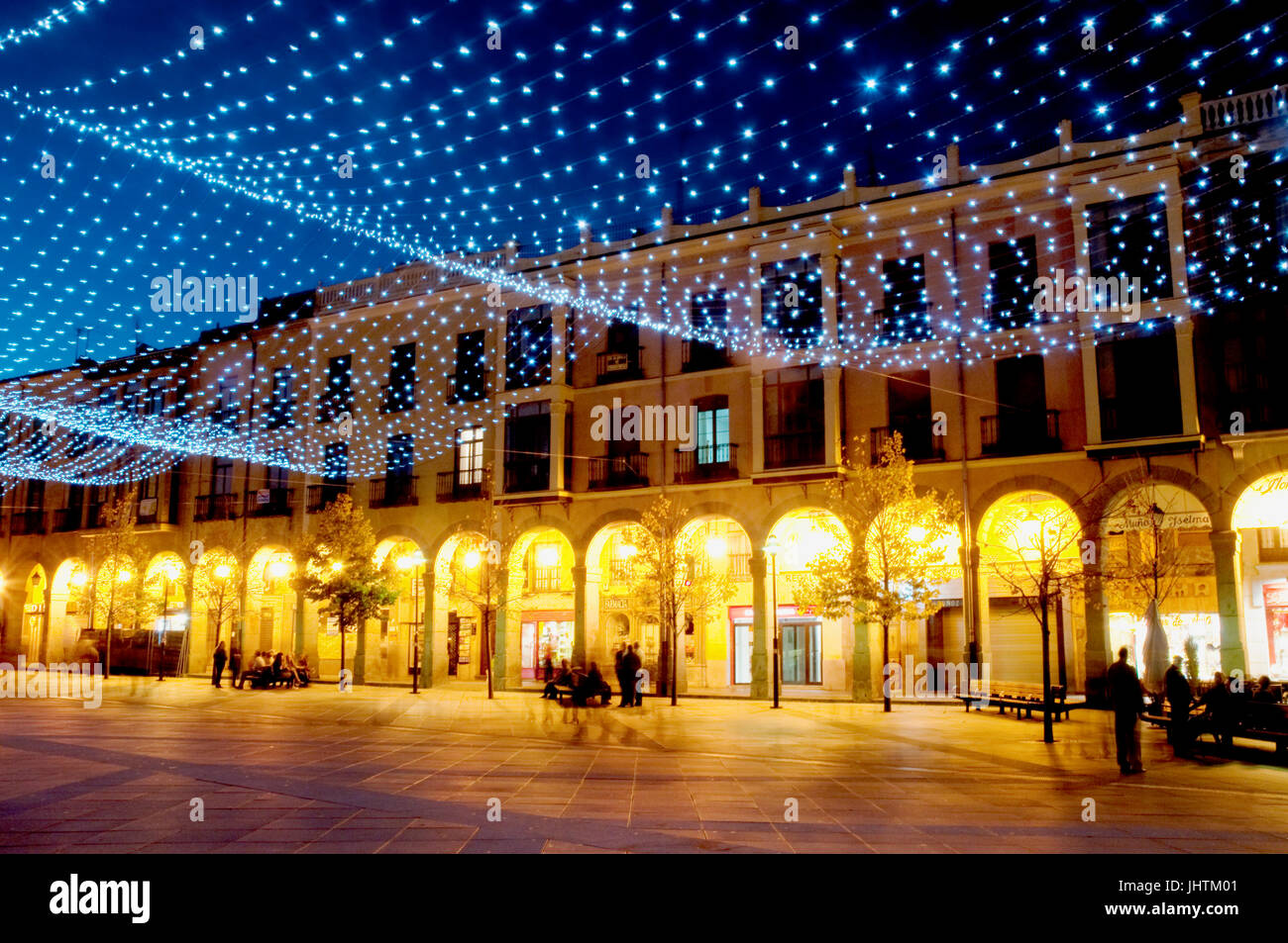 La Place de Santa Teresa, vision de nuit. Avila, Castilla Leon, Espagne. Banque D'Images