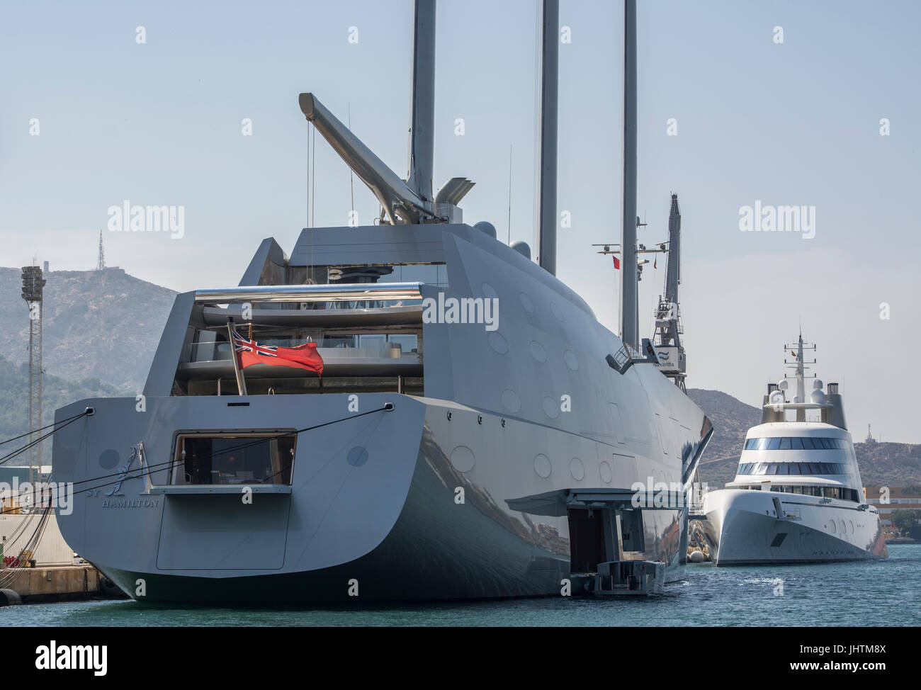 Les deux 'A' à 'A' et de Yacht à deux des mondes plus cher superyachts ancrés dans le port de Carthagène en Espagne Banque D'Images