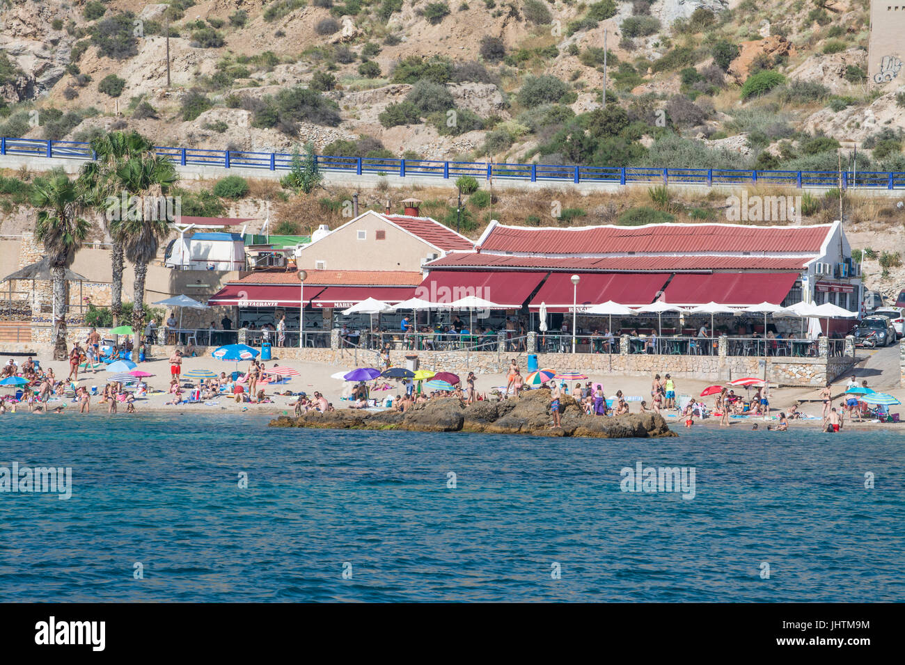 Le soleil sur la plage devant le restaurant du Cala Cortina près de Cartagena Murcia Espagne Banque D'Images