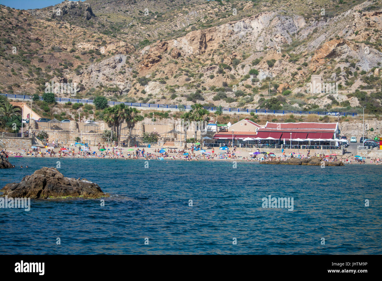 Le soleil sur la plage devant le restaurant du Cala Cortina près de Cartagena Murcia Espagne Banque D'Images